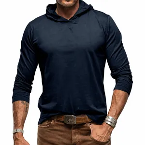 Gros plan d'un t-shirt à capuche en coton à manches longues bleu marine pour homme.