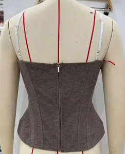 Vue arrière détaillée d'un bustier corset marron avec fermeture éclair et fines bretelles