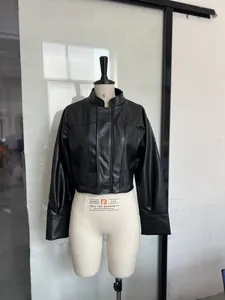 Veste courte rétro en similicuir noir style punk avec col montant sur mannequin