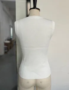 Vue arrière détaillée d'un débardeur blanc en maille côtelée présenté sur un mannequin de couture