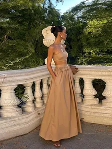 Ensemble élégant deux pièces beige avec haut court à bretelles et jupe longue plissée d'été.