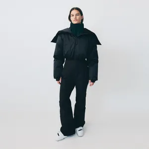 Détail d'une combinaison de ski une pièce noire avec une capuche amovible chic