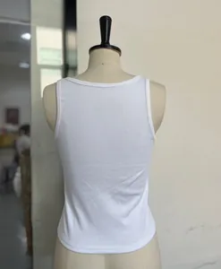 Vue arrière détaillée d'un débardeur blanc en maille côtelée pour le style d'été femme