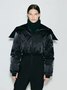 Vue détaillée de la combinaison de ski noire pour femme avec veste courte amovible