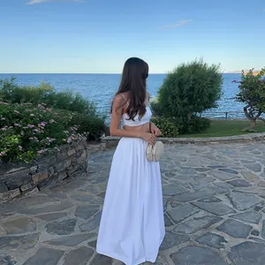 Ensemble deux pièces blanc élégant avec haut court et jupe longue pour les vacances d'été