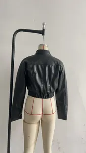 Vue arrière d'une veste courte en similicuir noir style punk rétro à col montant