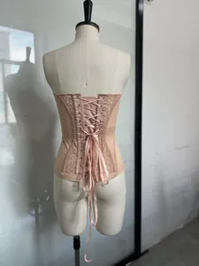 Detaillierte Rückansicht des sexy champagnerfarbenen Schnürkorsetts mit Fischbein.