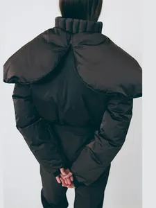 Vue arrière d'une combinaison de ski noire avec capuche amovible et design matelassé