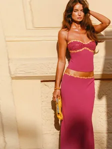 Detailweergave van roze set met kralen camisole en maxi-rok voor vakantie resortstijl