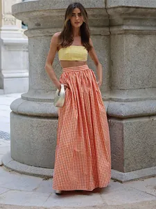 Ensemble élégant haut bustier et jupe longue à carreaux vichy orange et jaune pour l'été.