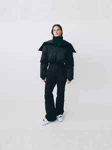 Combinaison de ski noire une pièce pour femme avec veste rembourrée et capuche