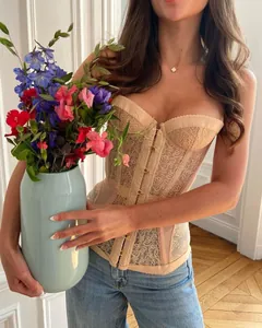 Elegantes beiges Spitzenkorsett mit Blumenstickerei und Haken-Ösen-Verschluss vorne.