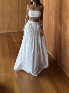 Ensemble deux pièces blanc élégant avec haut court à bretelles et jupe maxi longue
