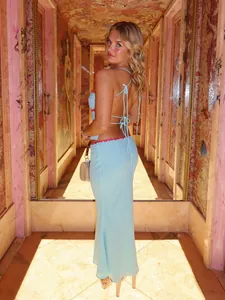 Detail van de lichtblauwe chiffon set met kralen, rugvrije crop top en lange rok