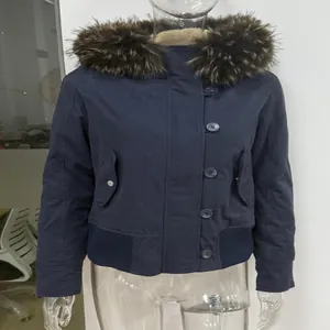 Dunkelblaue Kurzjacke mit flauschigem Kunstpelzkragen und klassischem Knopfverschluss.