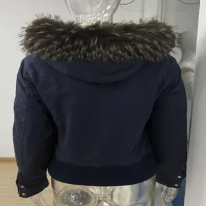 Rückansicht der dunkelblauen Vintage-Jeansjacke für Damen mit luxuriöser Kunstfellkapuze