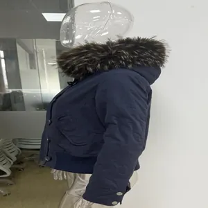 Nahaufnahme einer dunkelblauen kurzen Denim-Jacke mit großem, abnehmbarem Kunstfellkragen.