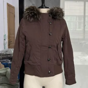 Vorderansicht der braunen Retro-Jeansjacke mit abnehmbarem Kunstfellkragen auf der Schaufensterpuppe