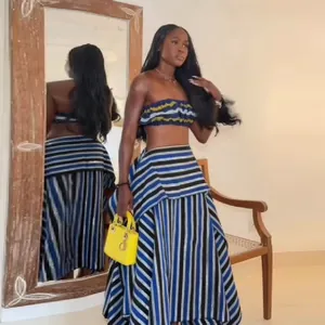 Model trägt ein blau-schwarz gestreiftes Bandeau-Top und einen Maxirock-Set