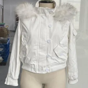 Vintage-Jeansjacke im amerikanischen Stil mit abnehmbarem weißem Kunstfellkragen