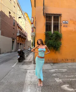 Elegante lichtblauwe tweedelige chiffon set met roze kralen voor de zomervakantie