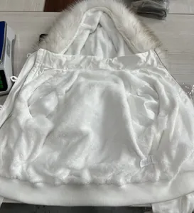 Innenansicht der weißen Denim-Jacke mit weichem Fleecefutter und Kunstpelzbesatz
