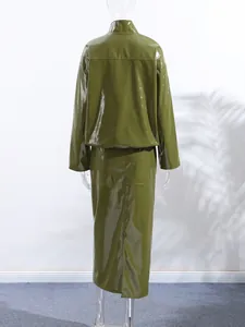 Detaillierte Rückansicht eines glänzenden olivgrünen Kunstlederjacke- und Rocksets
