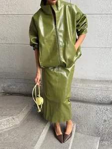 Detailansicht Damen-Set aus olivgrüner glänzender Kunstlederjacke und langem Rock