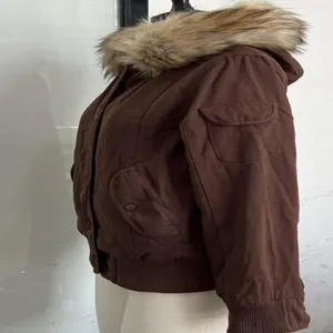 Seitenansicht der braunen Kurzjacke mit abnehmbarem Kunstfellkragen-Detail