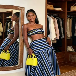 Completo Donna Resort a Righe in Poliestere con Tube Top e Gonna Lunga Asimmetrica a Vita Alta Sopra e Sotto Elegante Outfit per Vacanze Estive