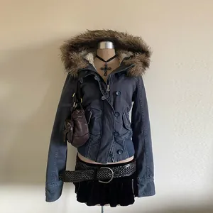 Graue Jeansjacke im Vintage-Stil mit abnehmbarer Kunstfellkapuze in der Detailansicht