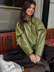 Nahaufnahme einer stylischen olivgrünen Kunstlederjacke in einem Outdoor-Lifestyle-Szenario