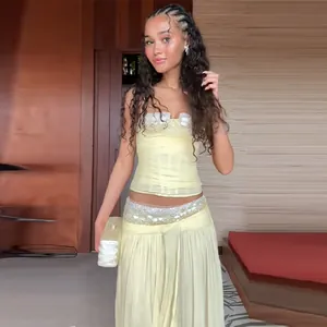 Ensemble deux pièces jaune tendance avec haut tube à paillettes et jupe longue en maille