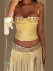 Vue détaillée d'un bustier en tulle plissé jaune avec paillettes et jupe assortie