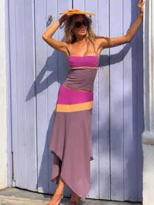 Detailansicht des Sets aus Neckholder-Top und asymmetrischem Rock in Lila und Mauve