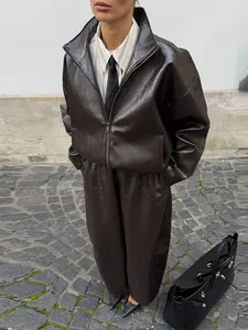 Detail eines vintage glänzenden braunen Kunstlederjacken und Hosen Sets für Streetstyle