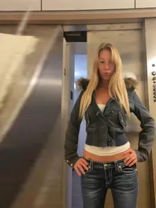 Kurze Retro-Damenjeansjacke mit abnehmbarem Pelzkragen für den frühen Herbstmode.
