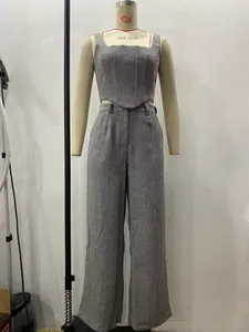 Ensemble deux pièces pour femme avec haut corset gris à chevrons et pantalon large assorti