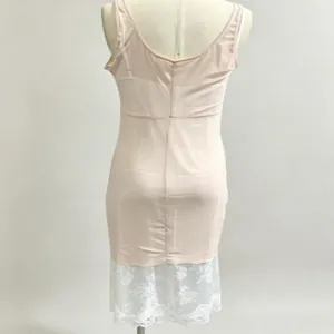 Achteraanzicht van een nude mesh bodycon jurk met elegante witte bloemen kanten afwerking