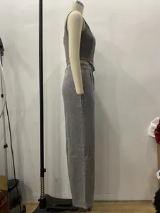 Détail de vue latérale de l'ensemble haut corset à chevrons gris et pantalon large