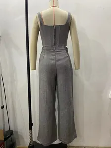 Vue arrière d'un ensemble deux pièces à chevrons gris avec pantalon large sur mannequin