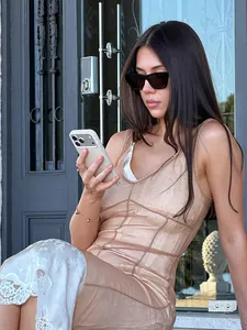 Detailopname van de elegante mesh jurk met kanten stiksel en korset baleinen details