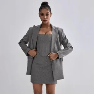Tailleur 3 pièces gris pour femme avec blazer oversize et top corset chic