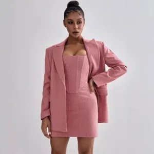 Ensemble tailleur 3 pièces rose chic pour femme avec blazer cintré et haut corset à baleines.