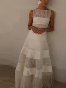 Elegant Frans wit mesh gelaagde mouwloze maxi avondjurk detailweergave van de jurk