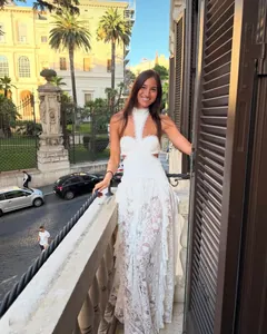 Elegante abito lungo in pizzo bianco con scollo all'americana per serate ed eventi estivi.