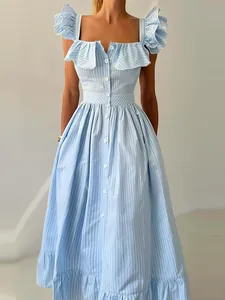 Elegante abito midi francese a righe azzurre con maniche a volant e vita stretta per estate