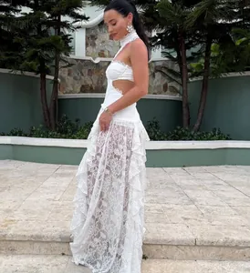 Profilo laterale con trama in pizzo dettagliata di un abito bianco con scollo halter