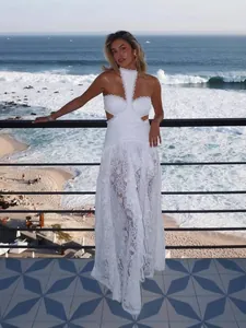 Elegante abito lungo in pizzo bianco con sexy ritagli in vita per le vacanze estive