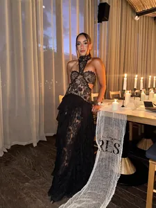 Elegante abito da sera in pizzo nero con scollo all'americana e vita scoperta
